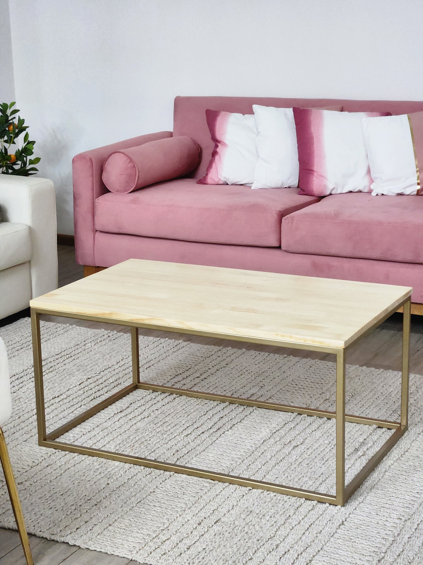 MESA DE CENTRO – Madera Natural (Pino Radiata) + Estructura Dorada – Diseño Cálido Moderno