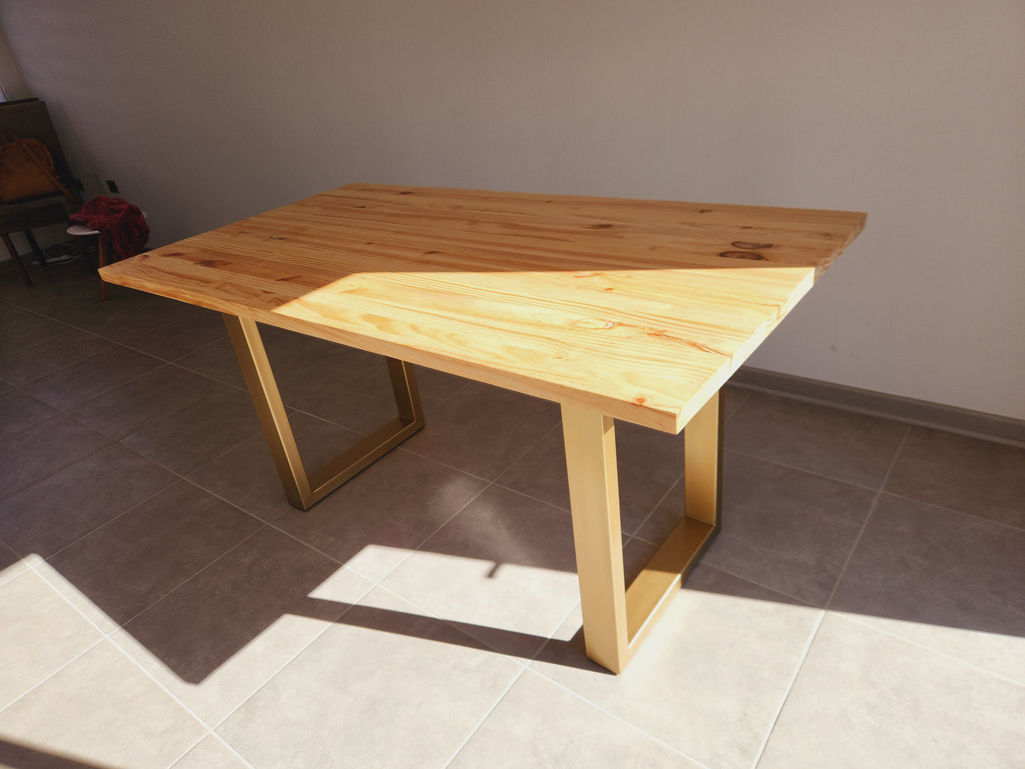 MESA DE COMEDOR – Pino Radiata 30 mm Vitrificado + Base Metálica en U