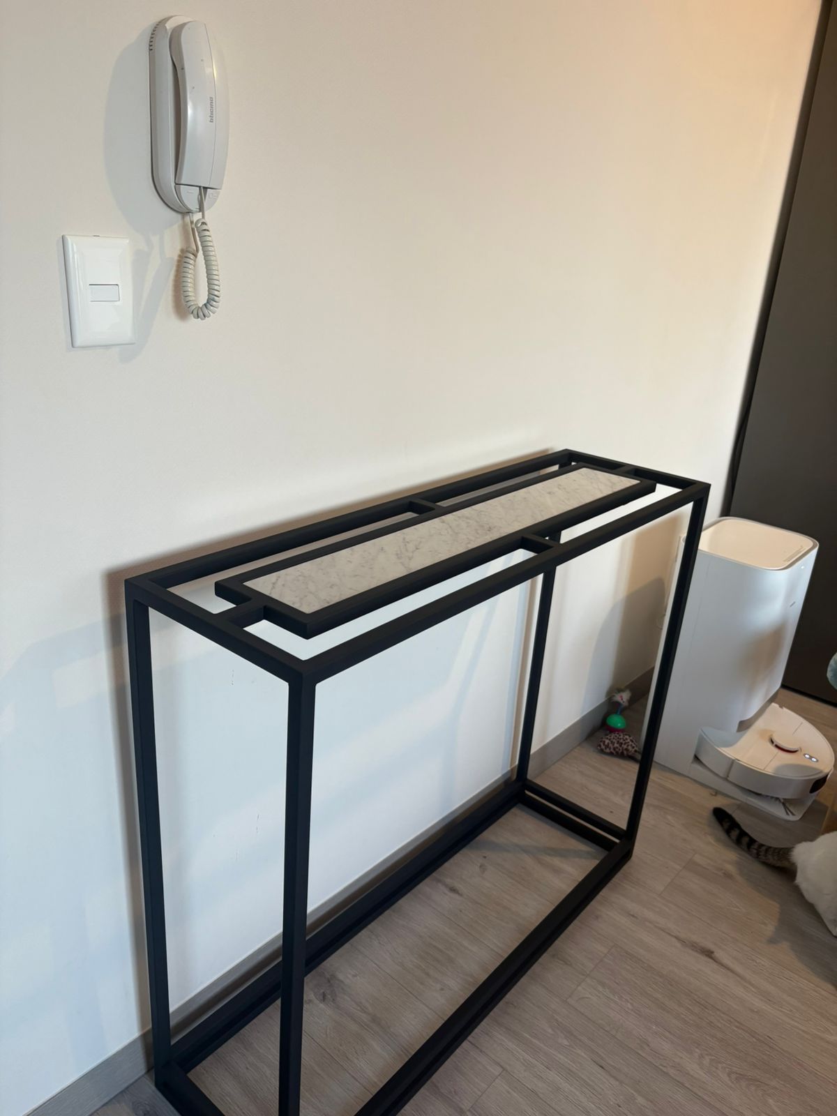 ARRIMO 25×100×90 cm – Cubierta de Mármol Carrara + Estructura Negra