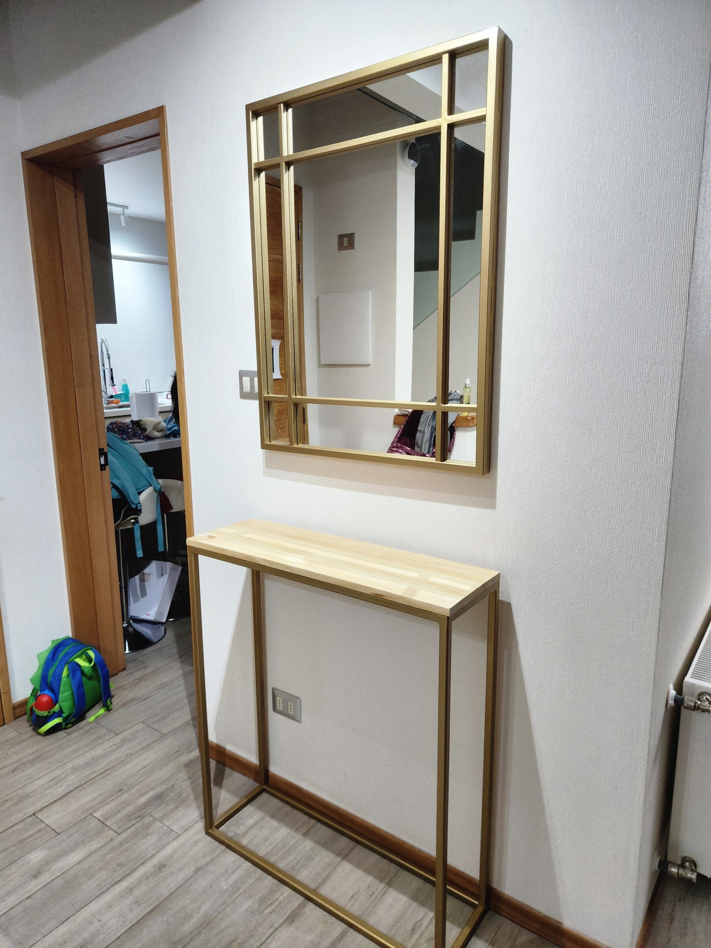 ARRIMO 80×25×90 cm – Estructura Dorada + Cubierta de Pino Radiata