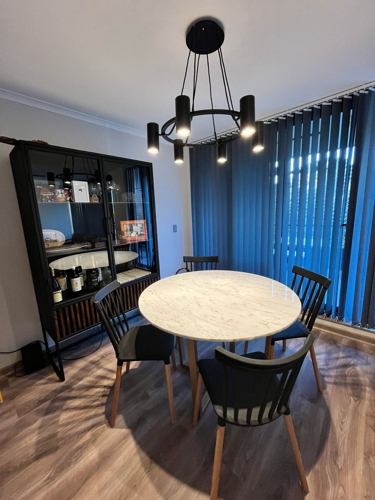 Vitrina de Vidrio y Madera con Marco Negro