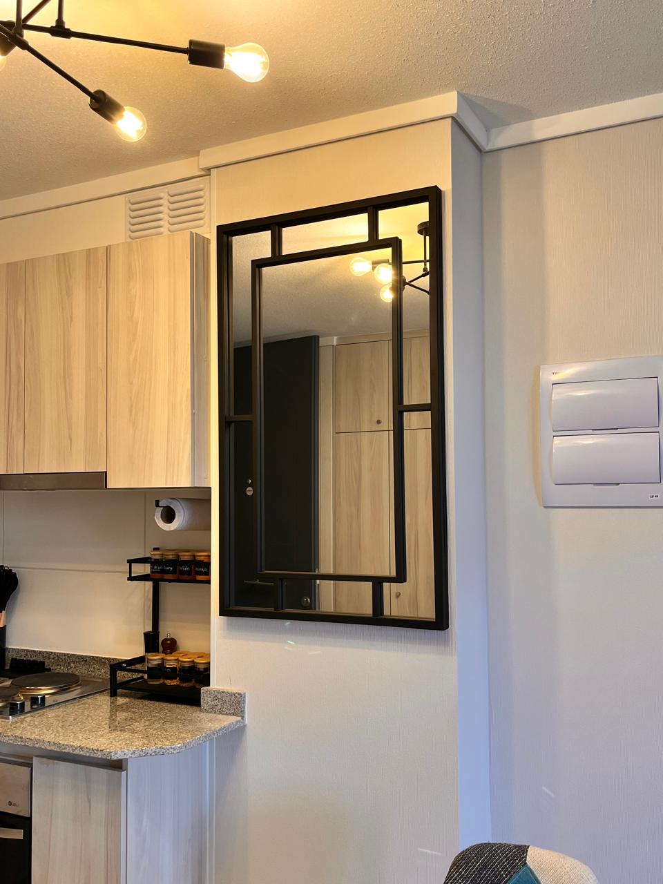 ESPEJO GEOMÉTRICO MODERNO – Marco Metálico Negro