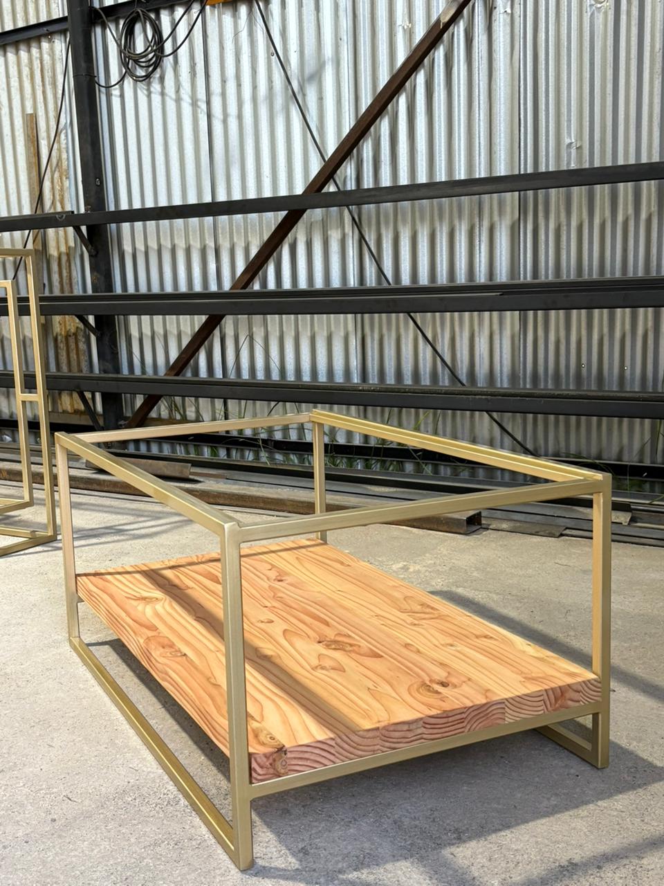 MESA DE CENTRO – Vidrio Templado + Pino Oregón + Estructura Dorada