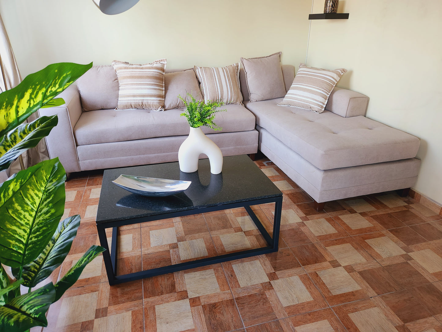 MESA DE CENTRO – Granito Negro + Estructura Metálica Negra