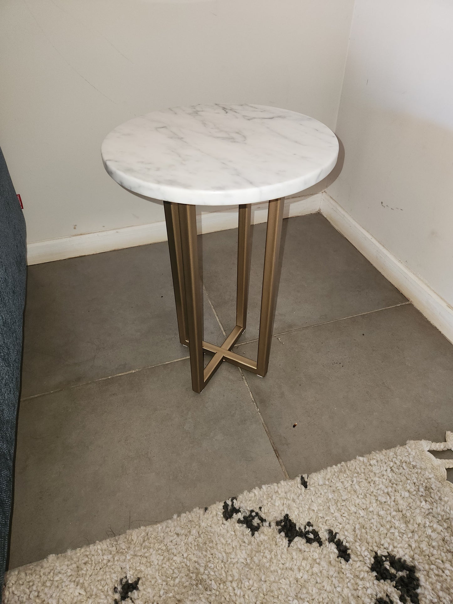 MESA LATERAL – Diámetro 35 cm – Mármol + Estructura Dorada