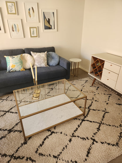 MESA DE CENTRO 60×100×45 cm – Vidrio Templado + Mármol Carrara + Estructura Dorada