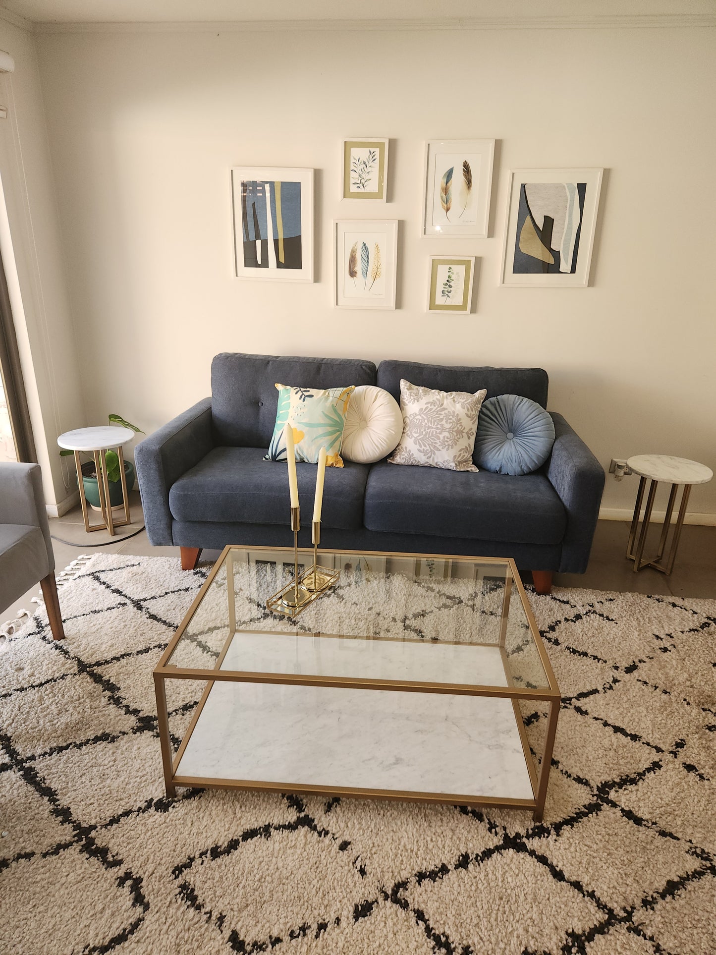 MESA DE CENTRO 60×100×45 cm – Vidrio Templado + Mármol Carrara + Estructura Dorada