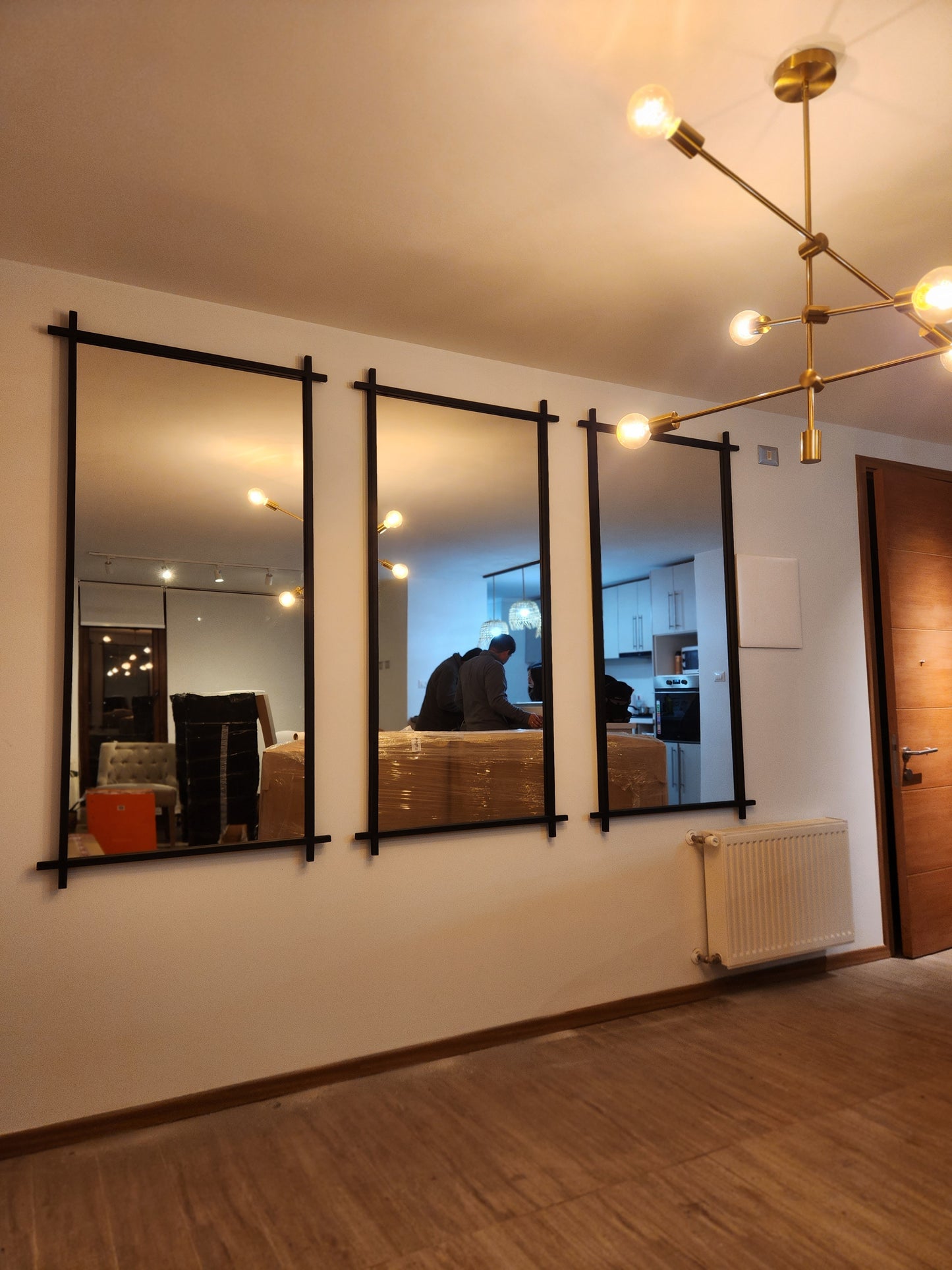 ESPEJO – Vertical Minimalista de Gran Altura para Espacios Amplios