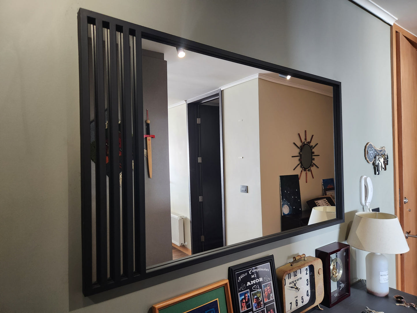 ESPEJO – Marco Negro con Diseño Lateral de Barras