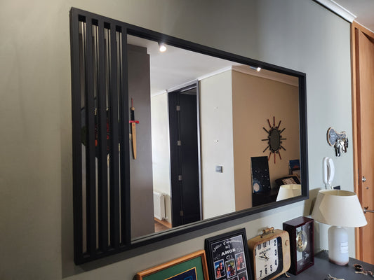 ESPEJO – Marco Negro con Diseño Lateral de Barras