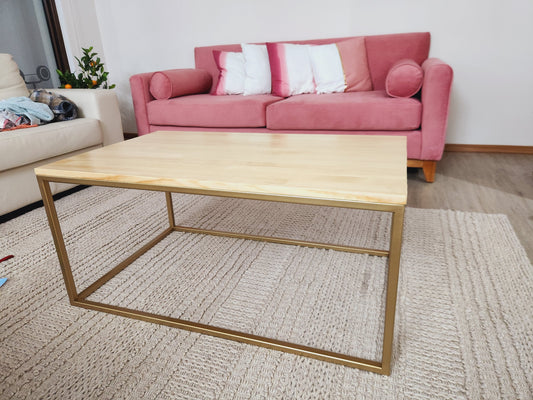 MESA DE CENTRO – Madera Natural (Pino Radiata) + Estructura Dorada – Diseño Cálido Moderno