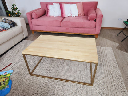 MESA DE CENTRO – Madera Natural (Pino Radiata) + Estructura Dorada – Diseño Cálido Moderno