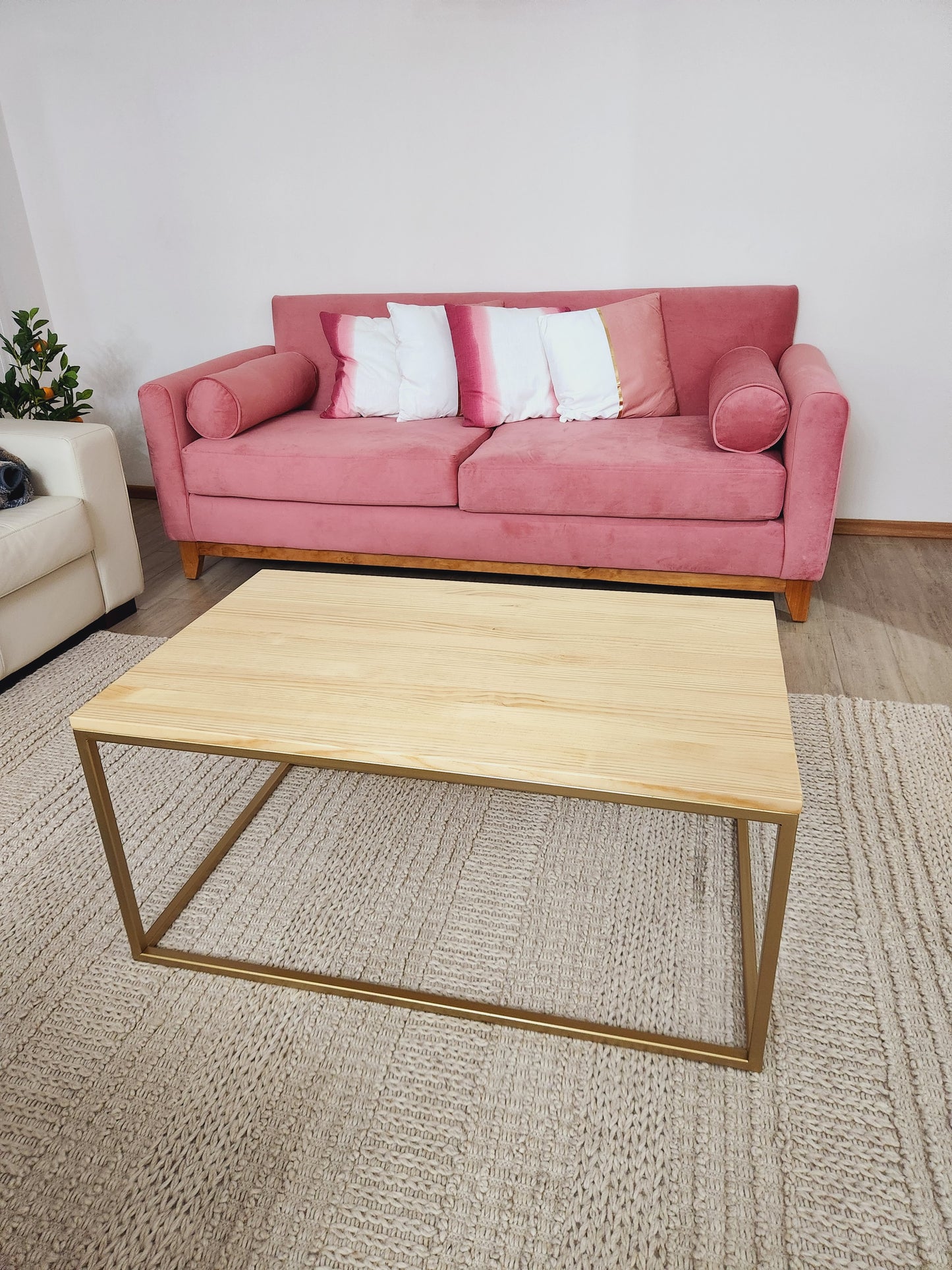 MESA DE CENTRO – Madera Natural (Pino Radiata) + Estructura Dorada – Diseño Cálido Moderno