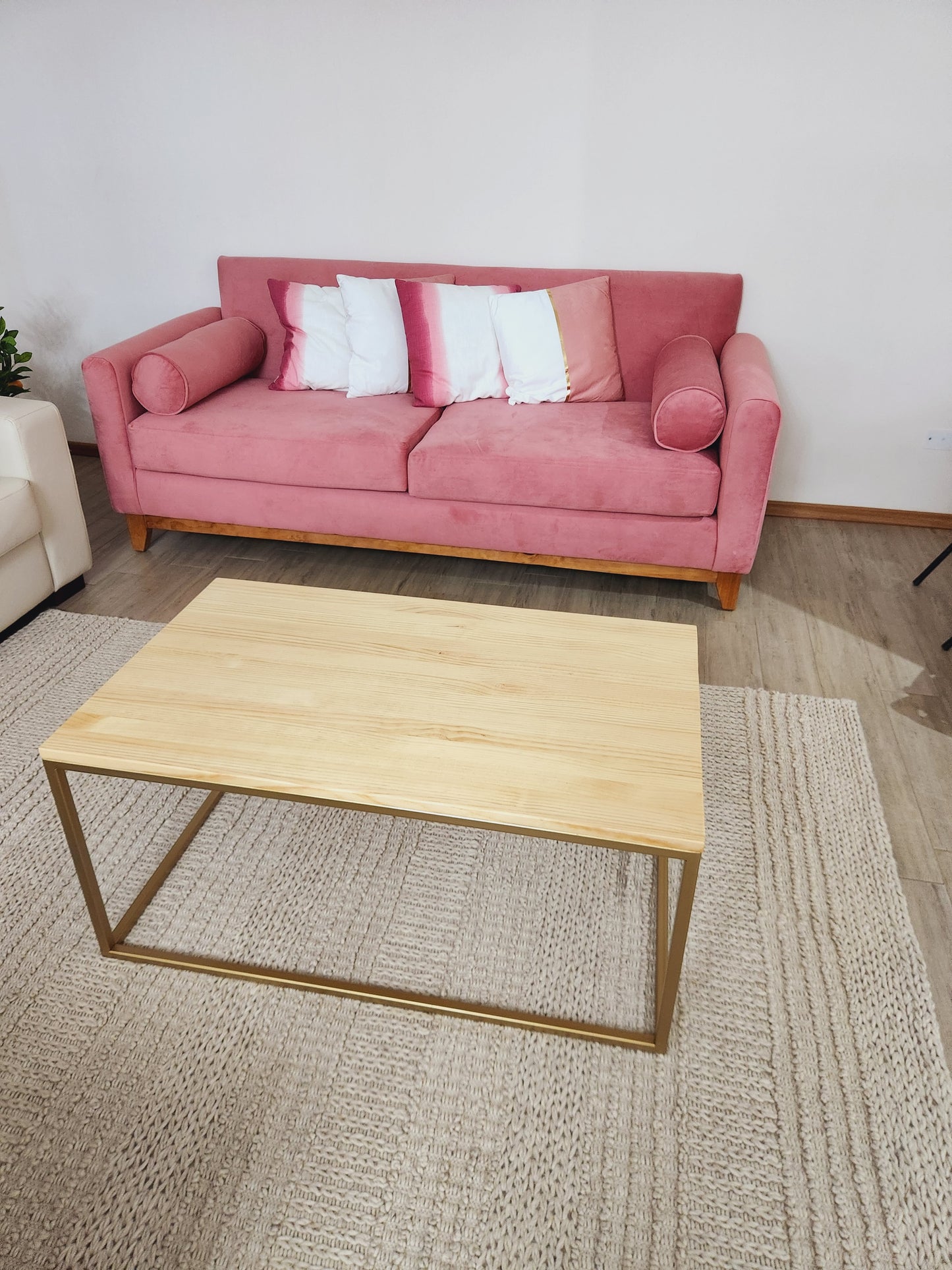 MESA DE CENTRO – Madera Natural (Pino Radiata) + Estructura Dorada – Diseño Cálido Moderno