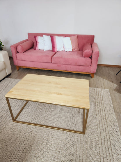 MESA DE CENTRO – Madera Natural (Pino Radiata) + Estructura Dorada – Diseño Cálido Moderno