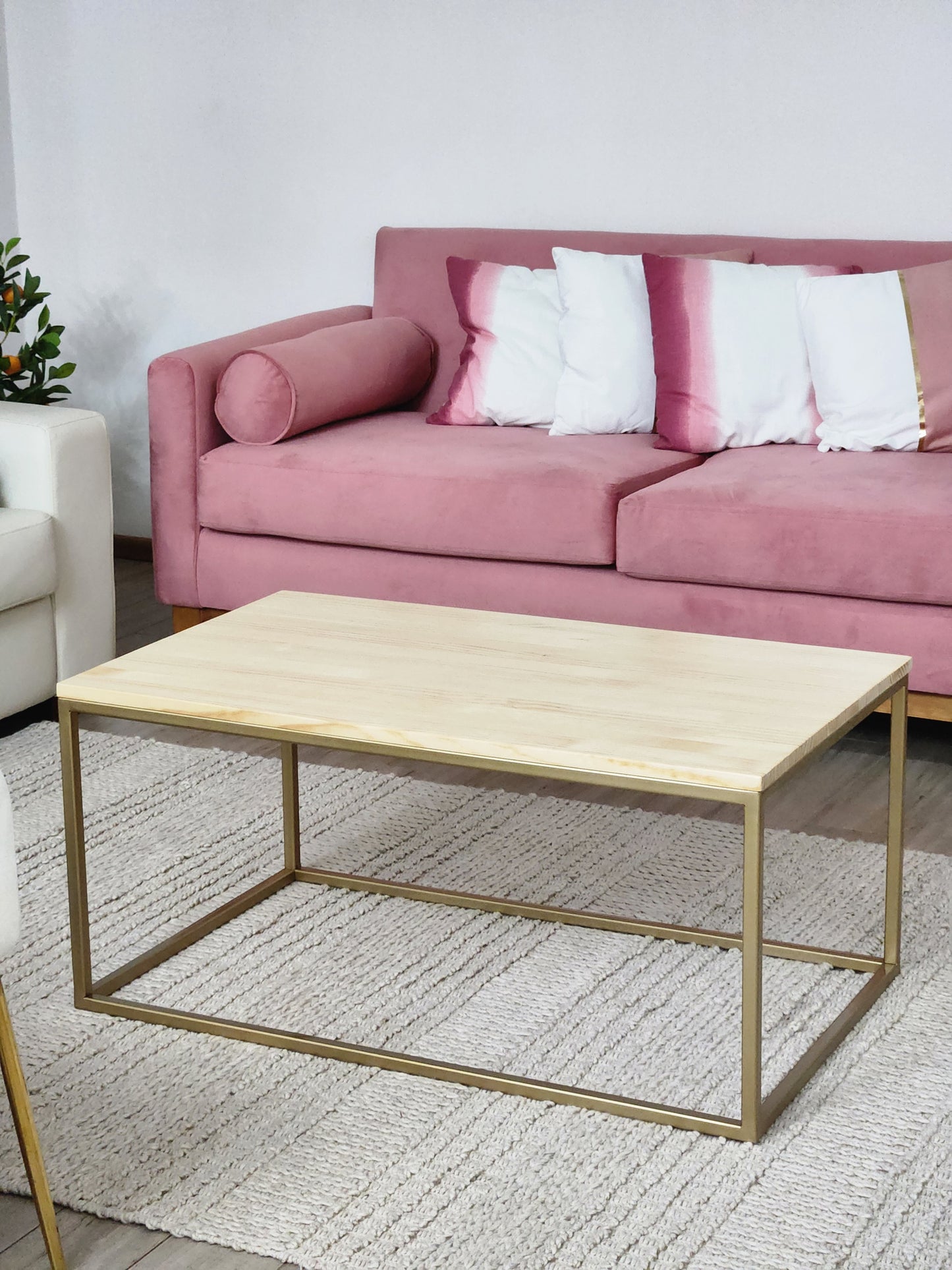 MESA DE CENTRO – Madera Natural (Pino Radiata) + Estructura Dorada – Diseño Cálido Moderno