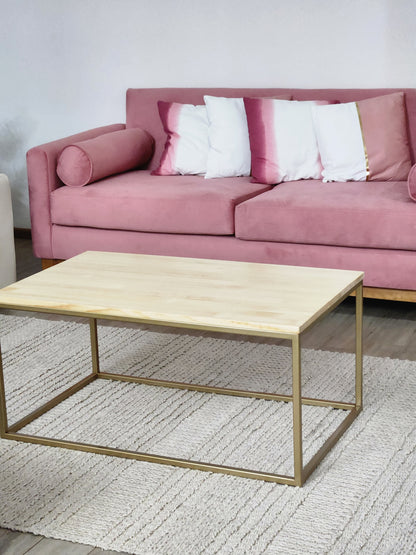MESA DE CENTRO – Madera Natural (Pino Radiata) + Estructura Dorada – Diseño Cálido Moderno