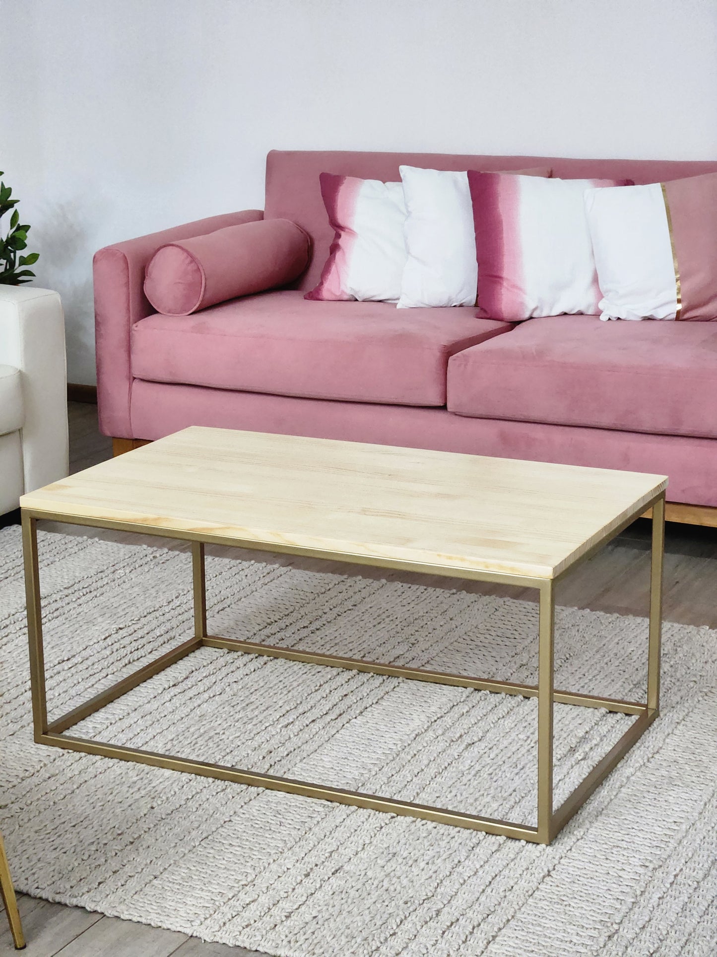 MESA DE CENTRO – Madera Natural (Pino Radiata) + Estructura Dorada – Diseño Cálido Moderno