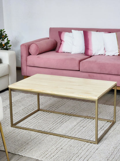 MESA DE CENTRO – Madera Natural (Pino Radiata) + Estructura Dorada – Diseño Cálido Moderno
