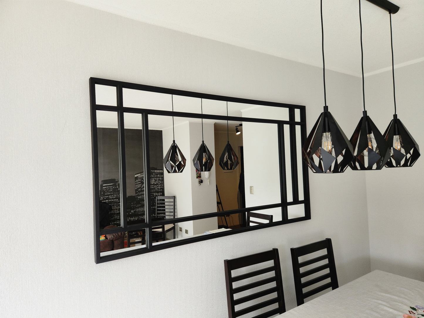 ESPEJO – Marco Negro con Divisiones Gruesas Estilo Arquitectónico