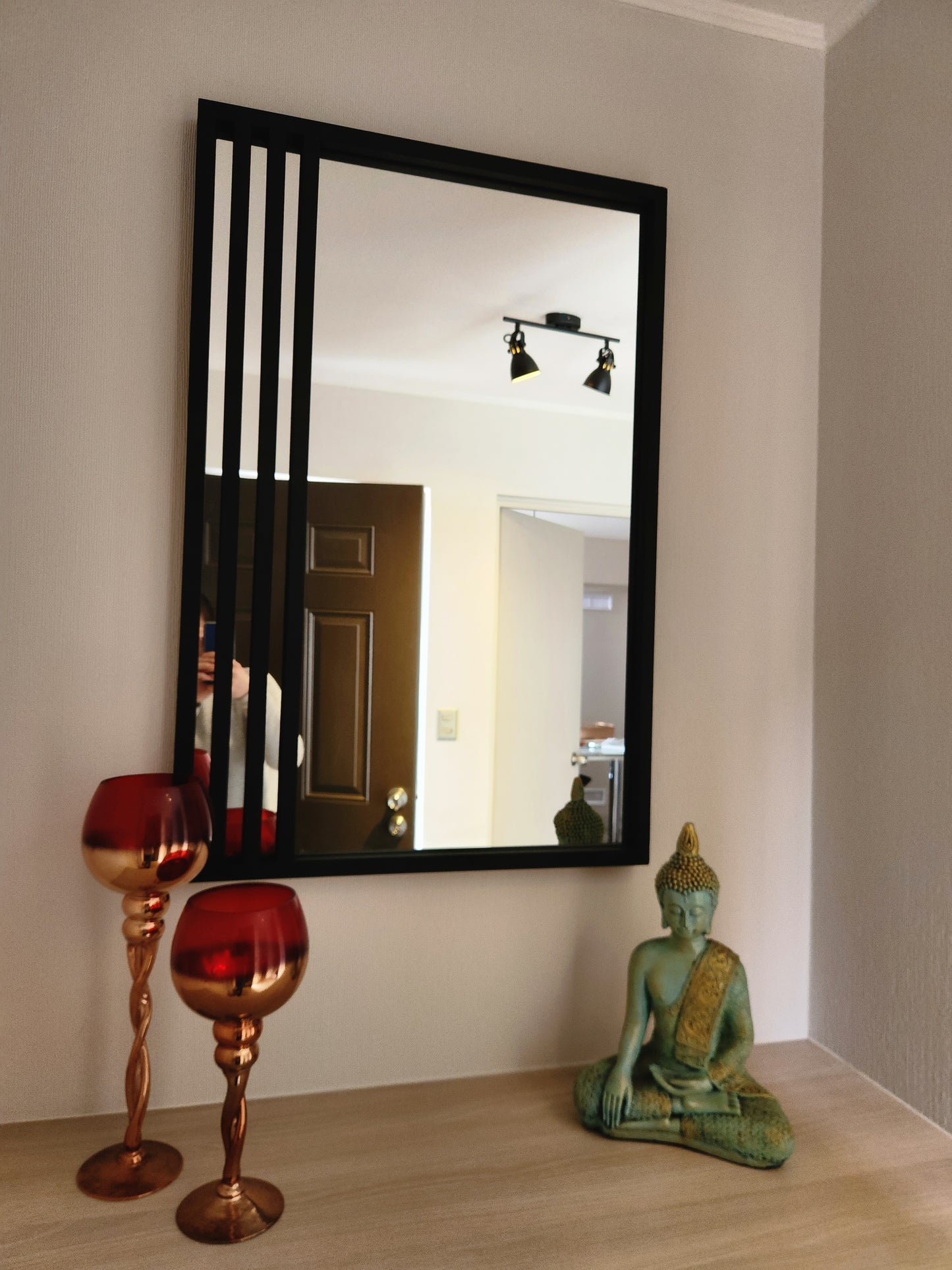 ESPEJO – Marco Negro con Diseño Lateral de Barras