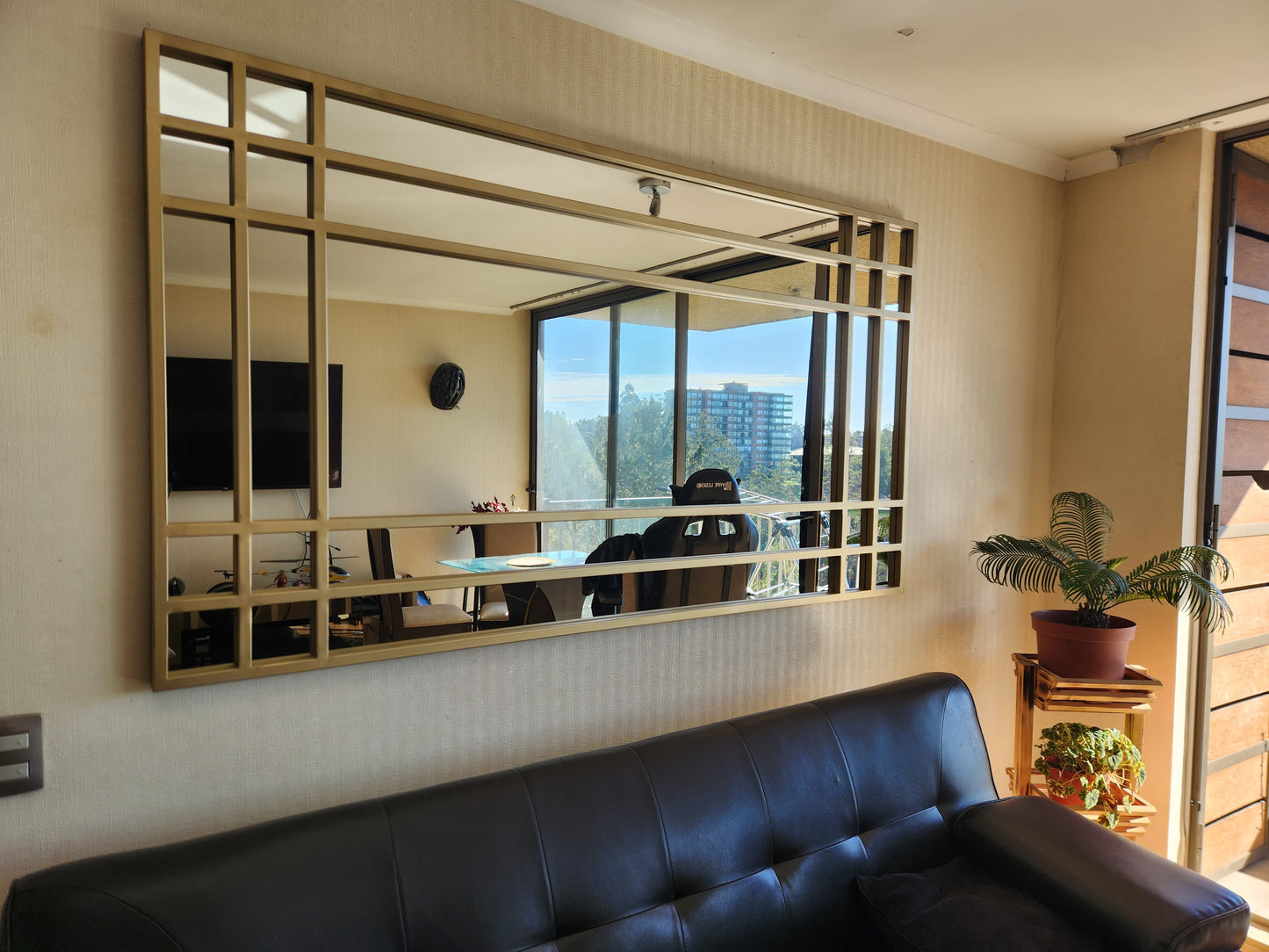 Espejo — Diseño Contemporáneo en Marco Metálico Negro