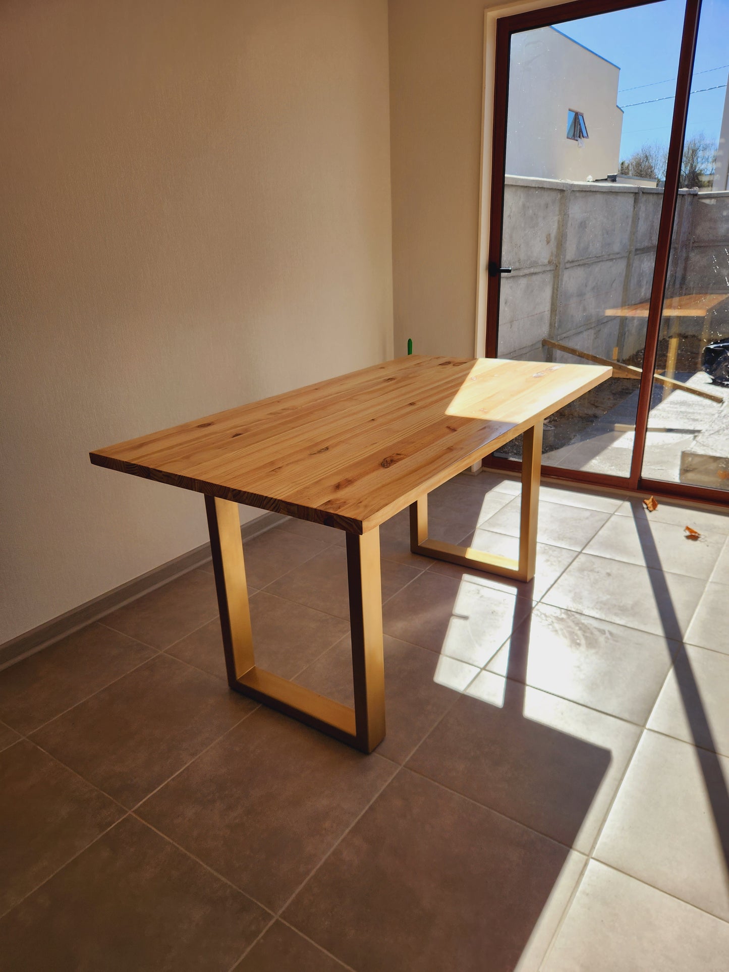 MESA DE COMEDOR – Pino Radiata 30 mm Vitrificado + Base Metálica en U