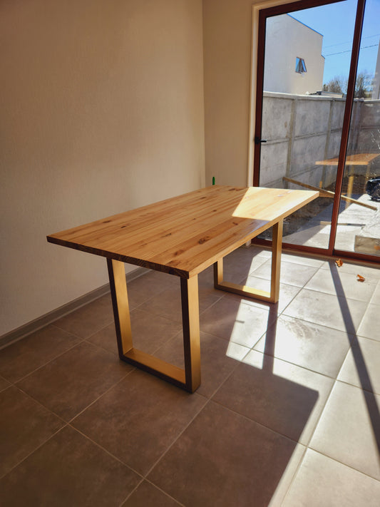 MESA DE COMEDOR – Pino Radiata 30 mm Vitrificado + Base Metálica en U