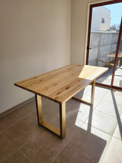 MESA DE COMEDOR – Pino Radiata 30 mm Vitrificado + Base Metálica en U