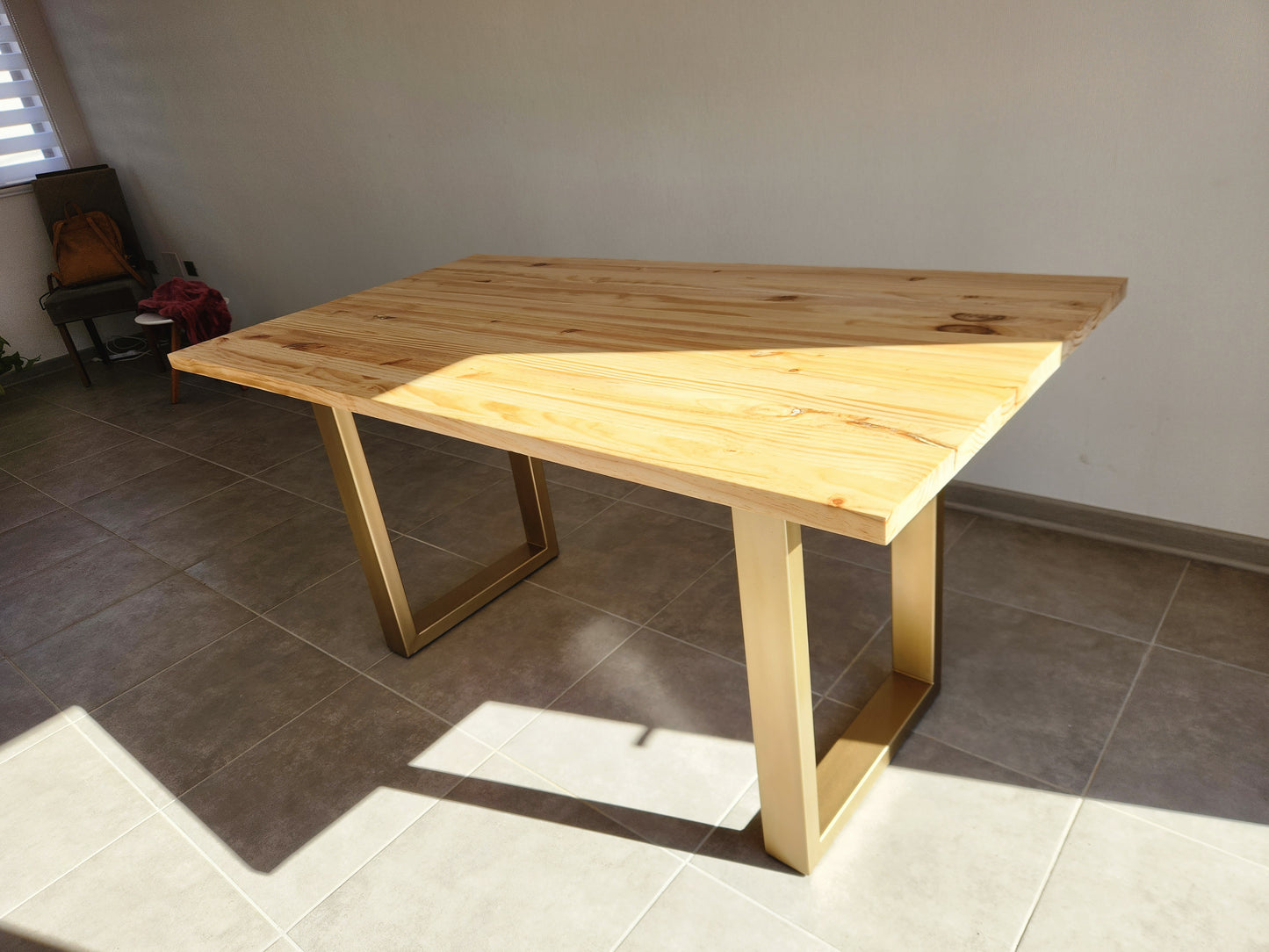 MESA DE COMEDOR – Pino Radiata 30 mm Vitrificado + Base Metálica en U