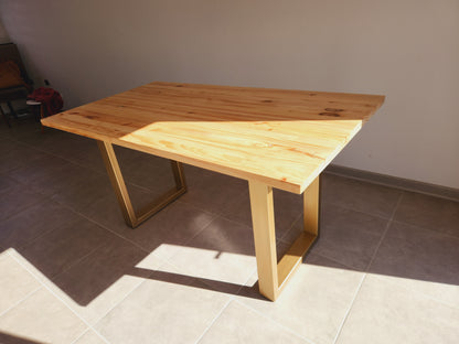 MESA DE COMEDOR – Pino Radiata 30 mm Vitrificado + Base Metálica en U