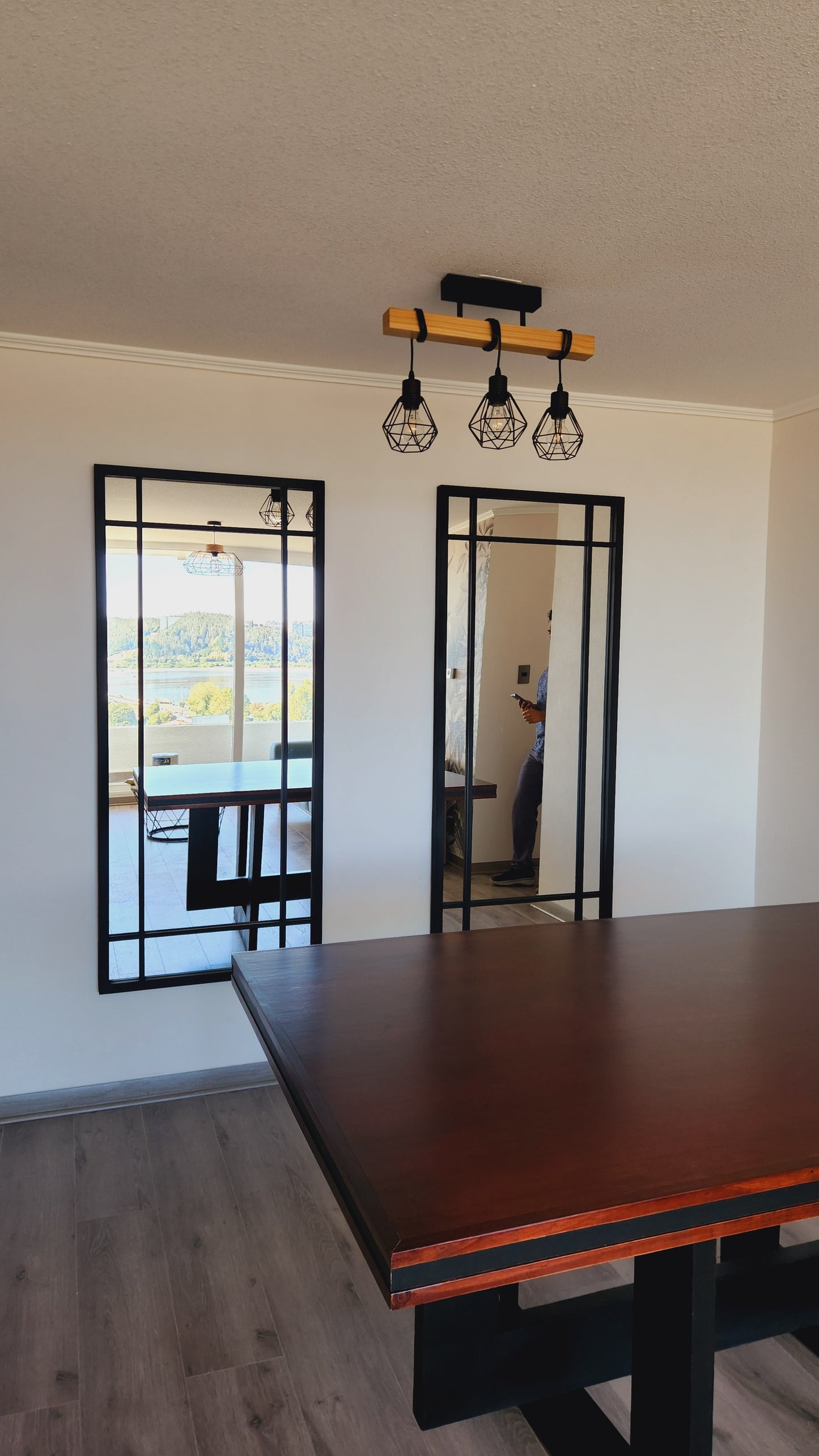 ESPEJO – Marco Negro con Diseño Modular Vertical