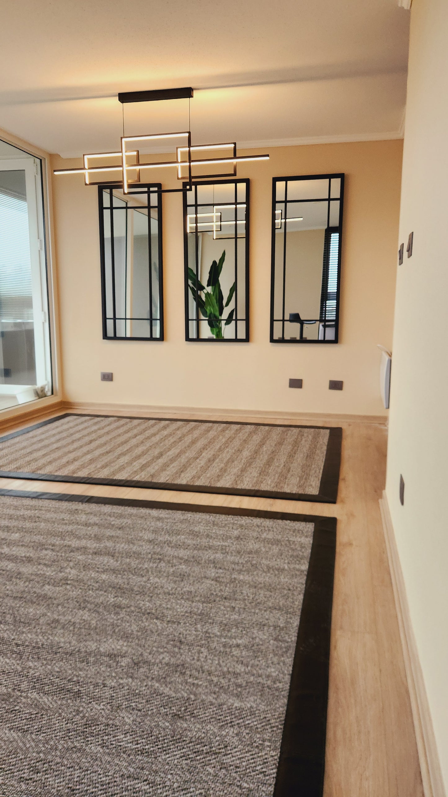 ESPEJO – Marco Negro con Diseño Modular Vertical