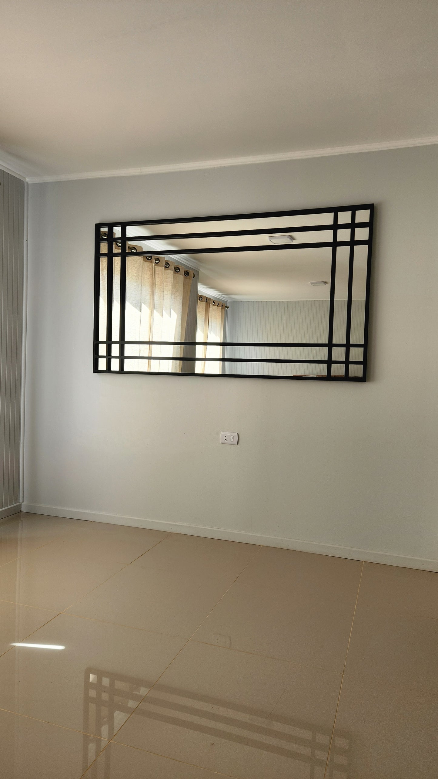 Espejo — Diseño Contemporáneo en Marco Metálico Negro