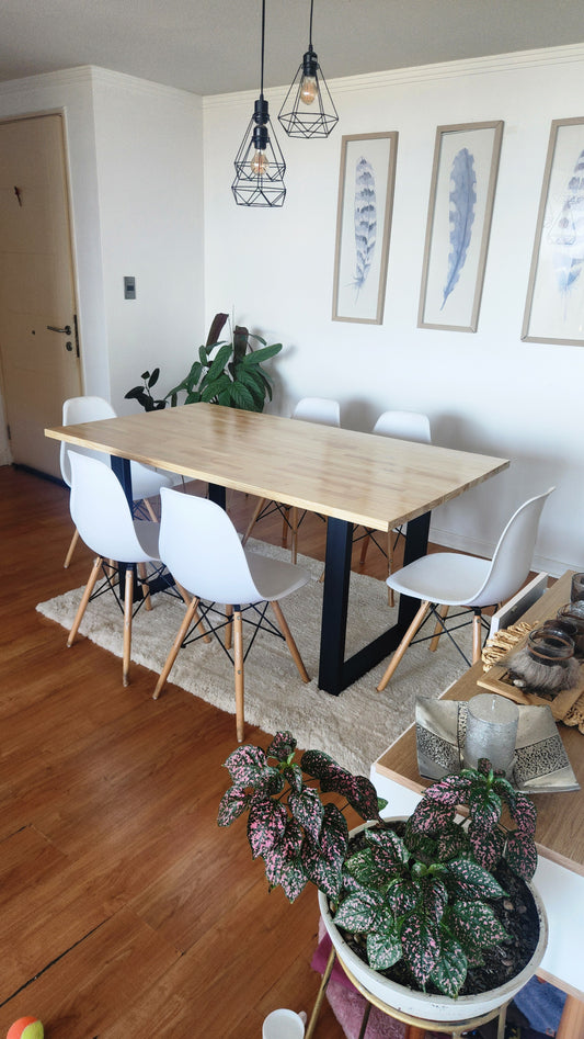 MESA DE COMEDOR – Pino Finger 29 mm + Vitrificado Natural + Base Metálica