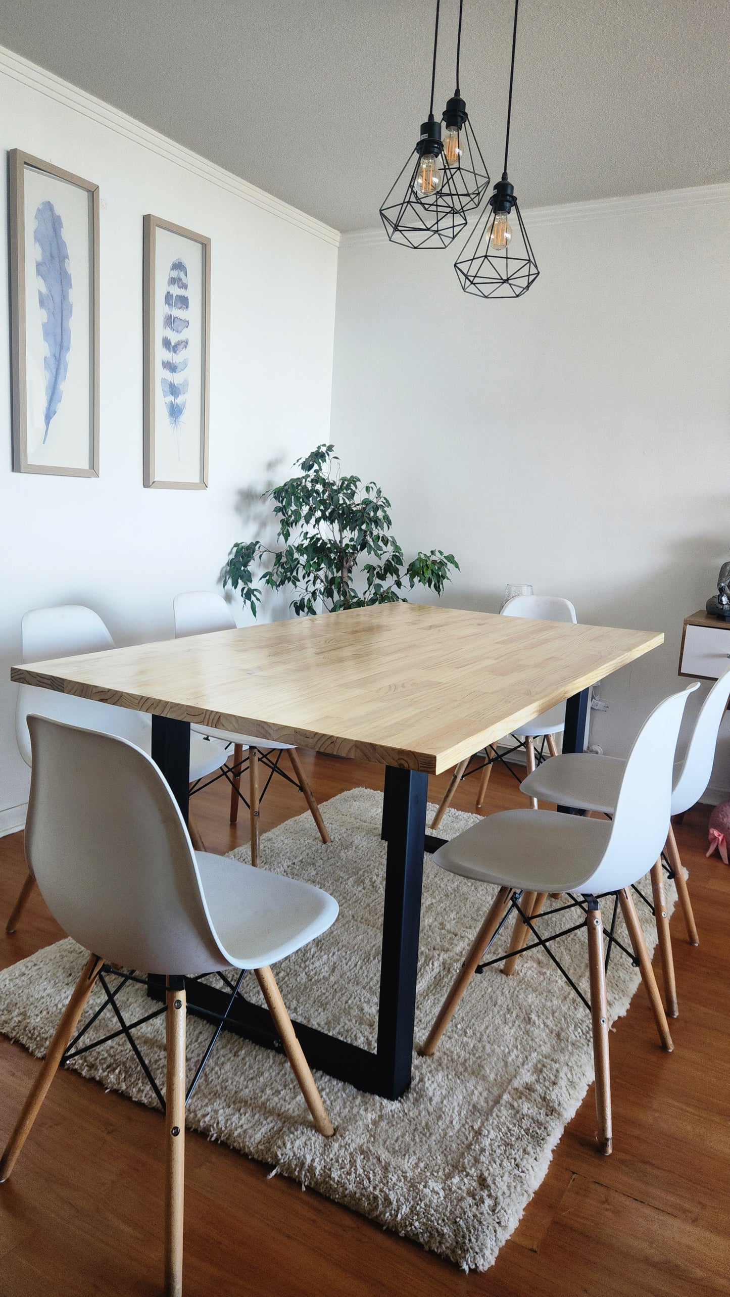 MESA DE COMEDOR – Pino Finger 29 mm + Vitrificado Natural + Base Metálica