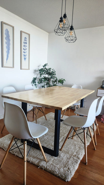 MESA DE COMEDOR – Pino Finger 29 mm + Vitrificado Natural + Base Metálica