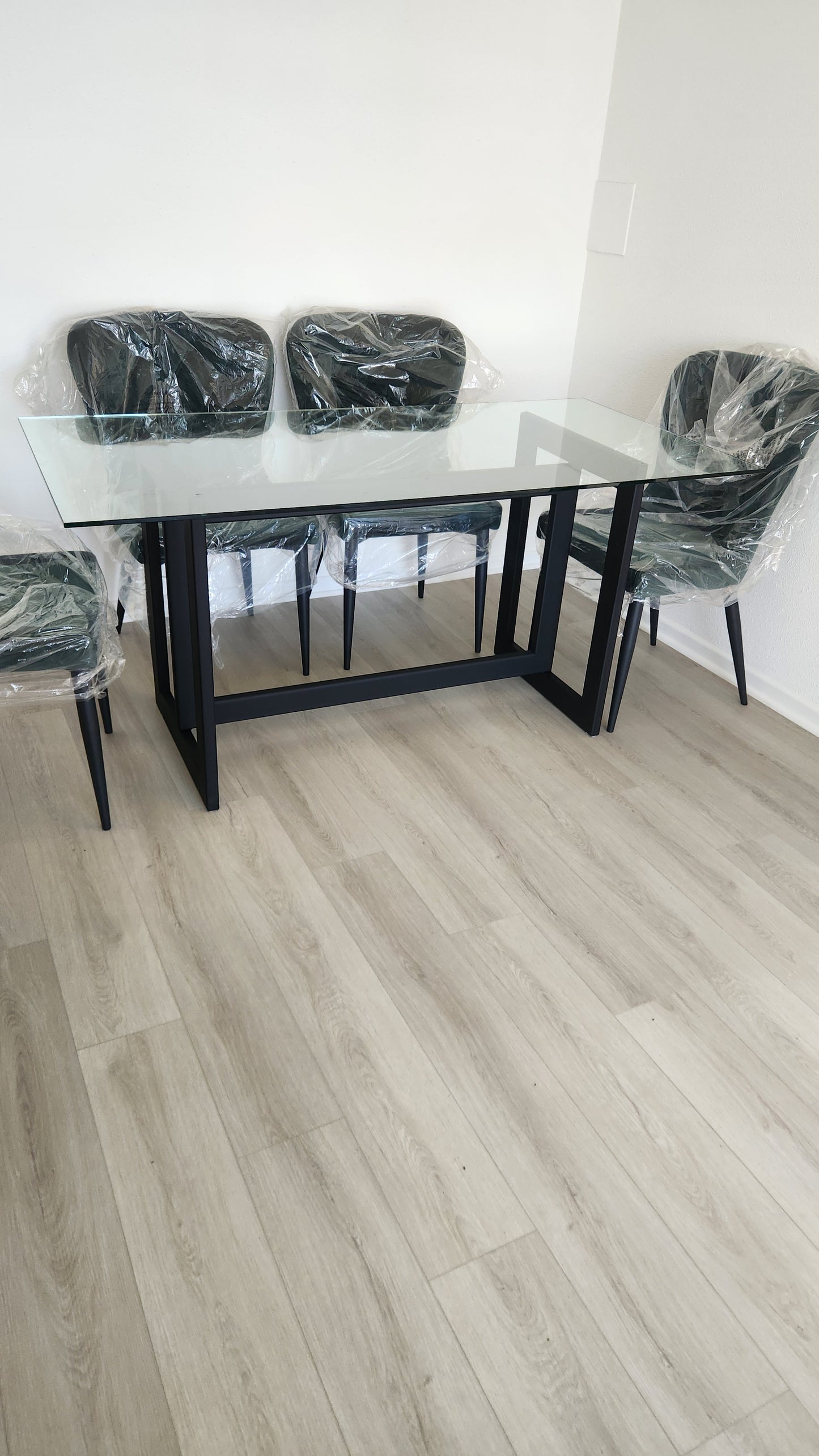 MESA DE COMEDOR – Vidrio Templado 10 mm + Base Metálica (Negro o Dorado)