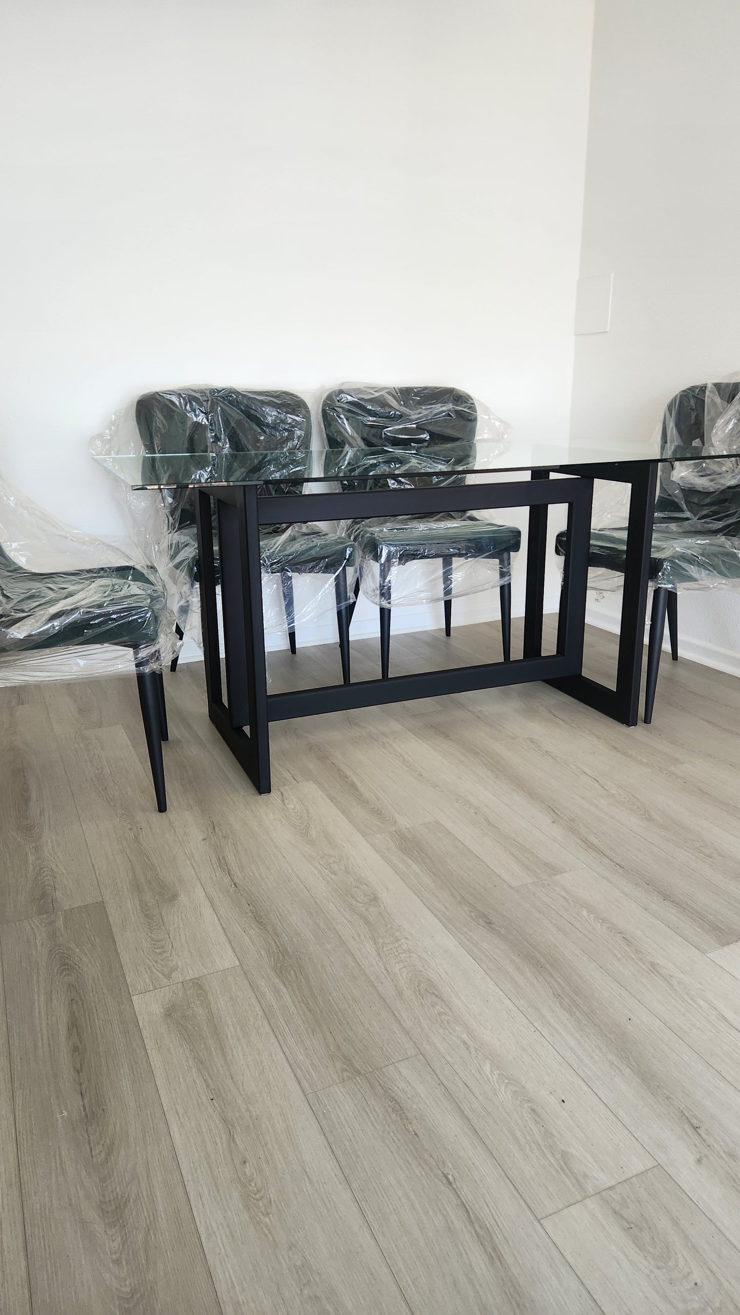 MESA DE COMEDOR – Vidrio Templado 10 mm + Base Metálica (Negro o Dorado)