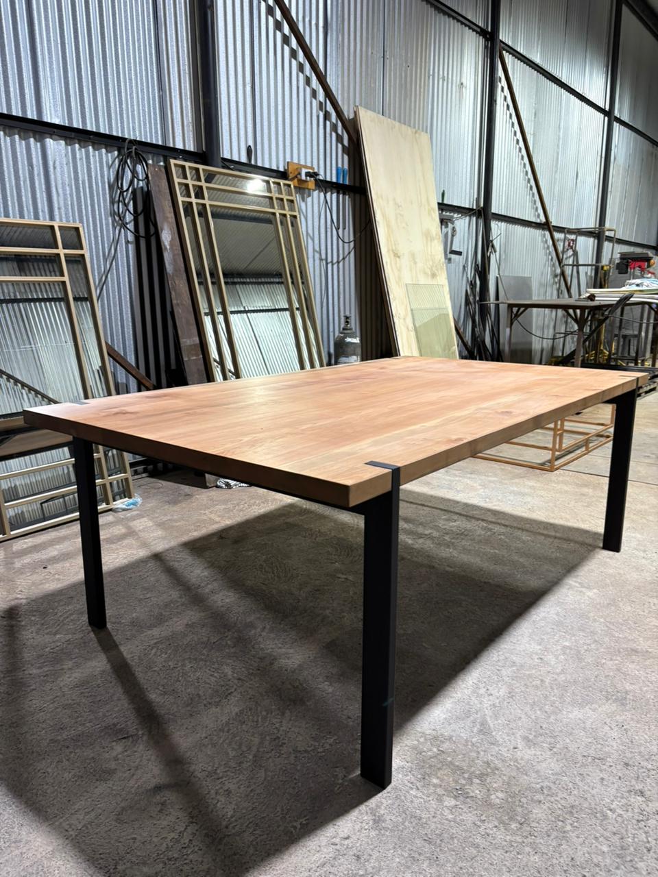 MESA DE RAULÍ – 45 mm Macizo + Base Metálica Premium