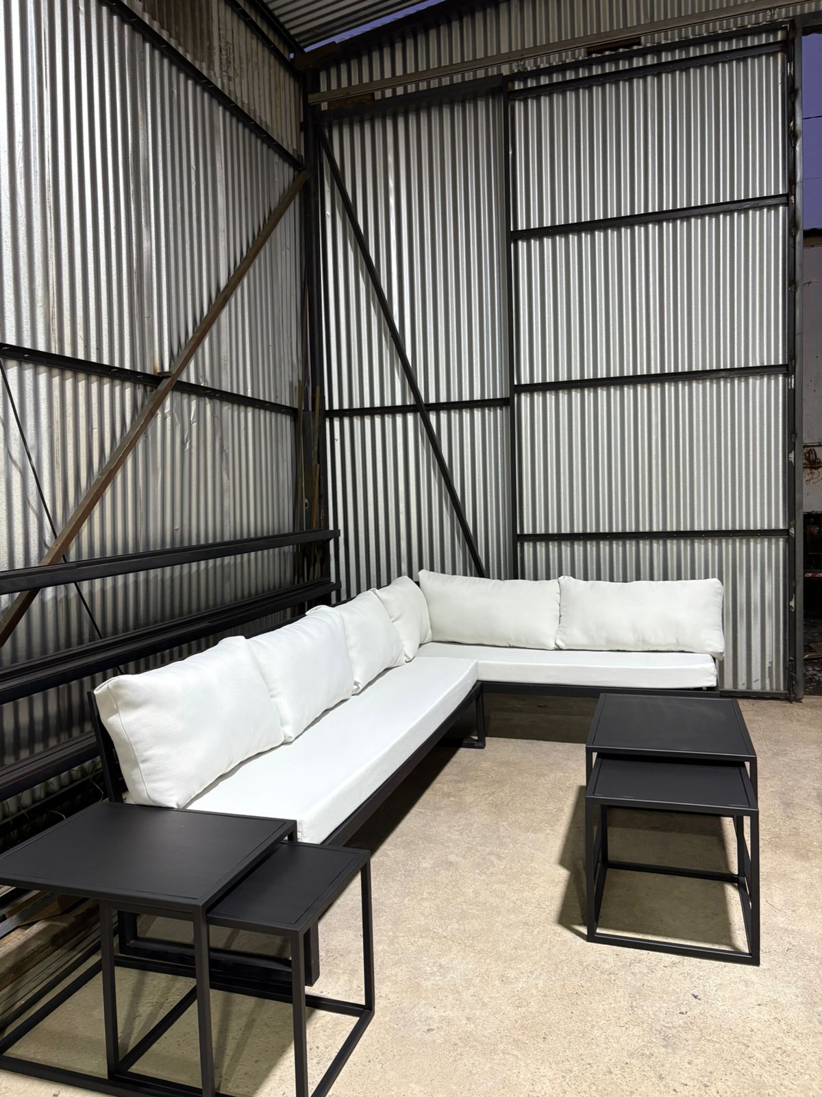 Juego de Terraza 4 – Diseño en L + Mesas Nido Laterales y Central