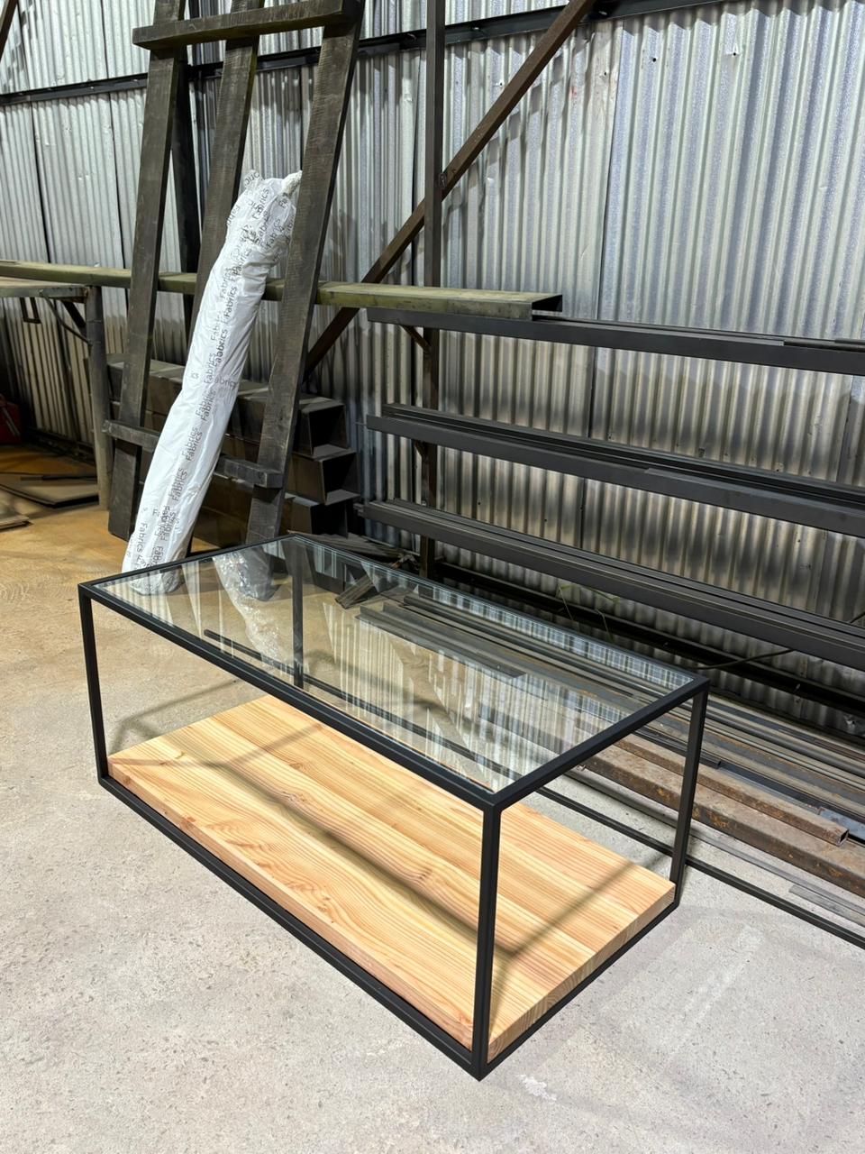 MESA DE CENTRO – Vidrio + Pino Oregón + Estructura Negra – Diseño Moderno & Cálido