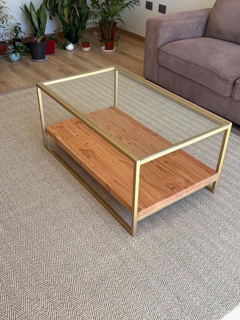 MESA DE CENTRO – Vidrio Templado + Pino Oregón + Estructura Dorada