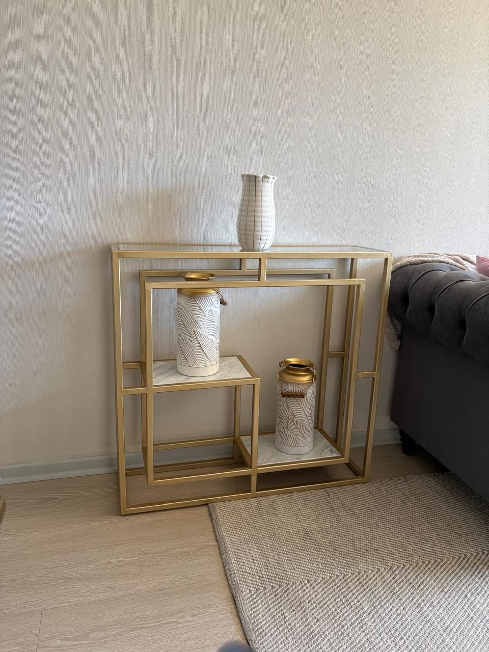 ARRIMO ESCULTÓRICO 25×90×85 cm – Vidrio Superior + Doble Nivel de Mármol