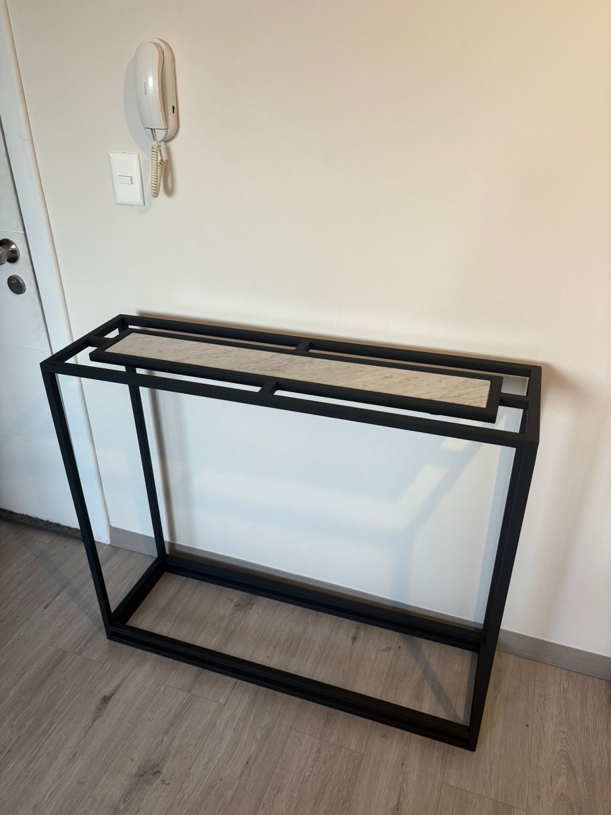 ARRIMO 25×100×90 cm – Cubierta de Mármol Carrara + Estructura Negra