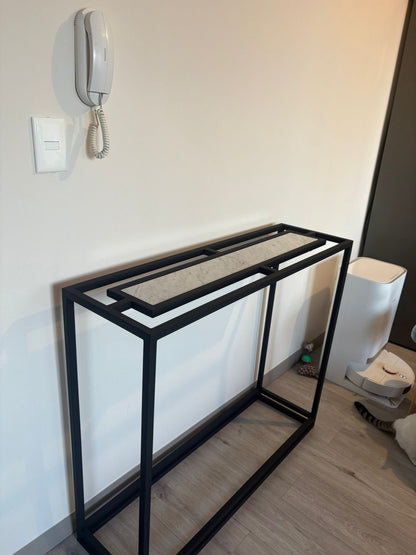 ARRIMO 25×100×90 cm – Cubierta de Mármol Carrara + Estructura Negra