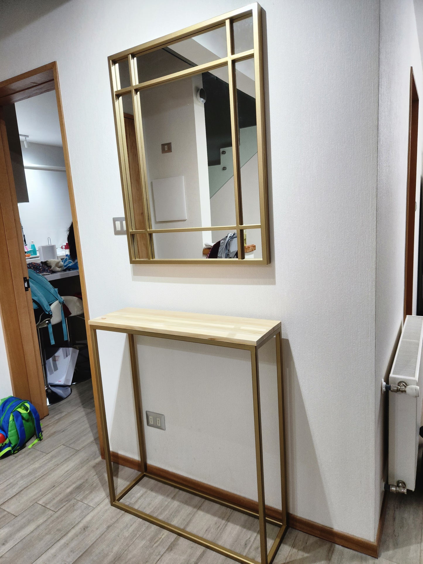 ARRIMO 80×25×90 cm – Estructura Dorada + Cubierta de Pino Radiata