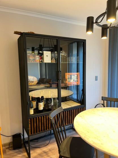 Vitrina de Vidrio y Madera con Marco Negro