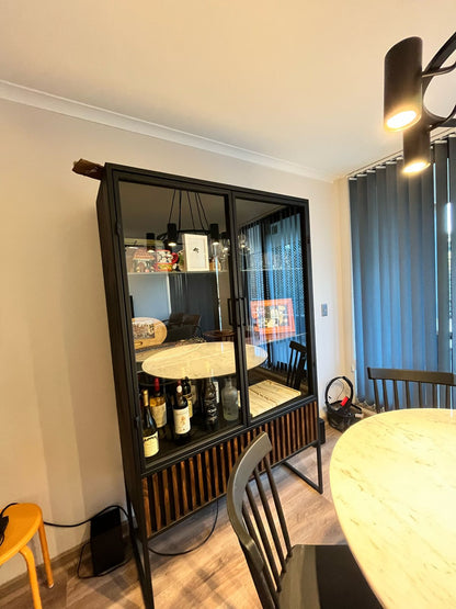 Vitrina de Vidrio y Madera con Marco Negro