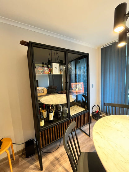 Vitrina de Vidrio y Madera con Marco Negro